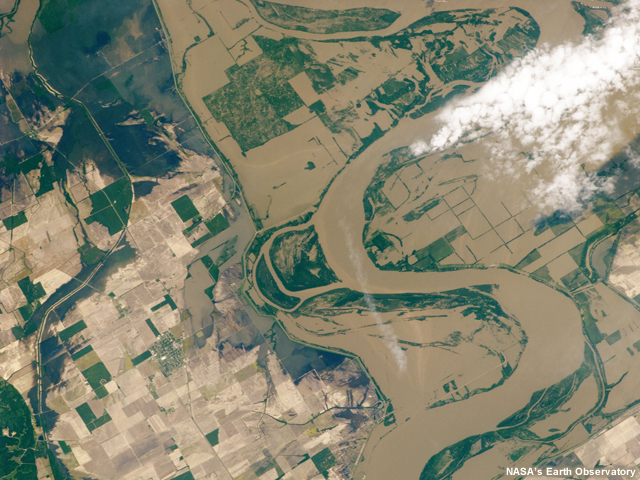 Photo of the Mississippi River overflowing and submerging agricultural fields in Spring 2011 along the border between Tennessee and southeastern Missouri